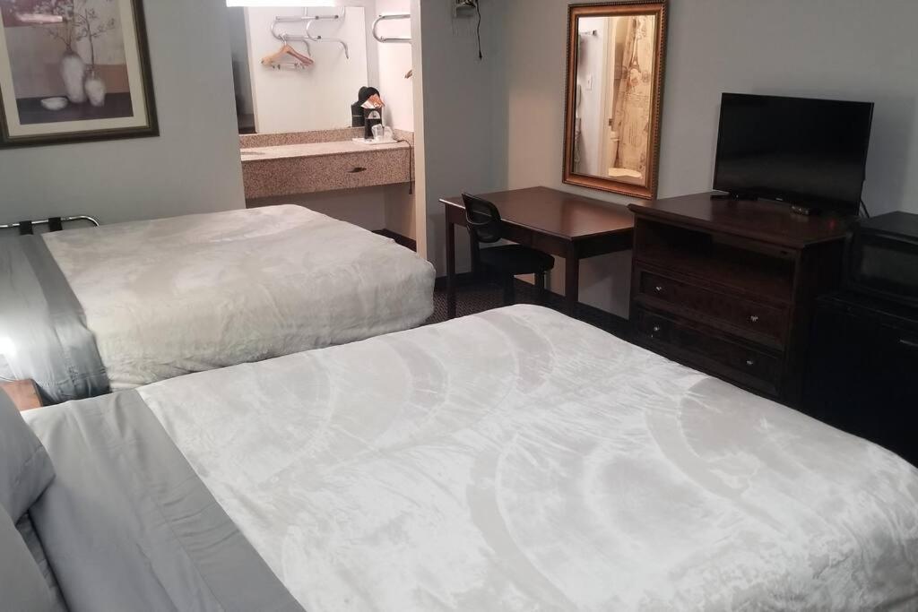 2 Queen Beds 133 *